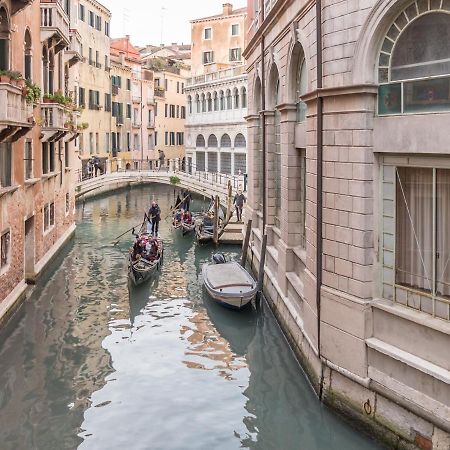 Апартаменты San Marco Square With Canal View By Wonderful Italy Венеция Экстерьер фото