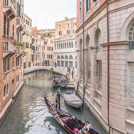 Апартаменты San Marco Square With Canal View By Wonderful Italy Венеция Экстерьер фото